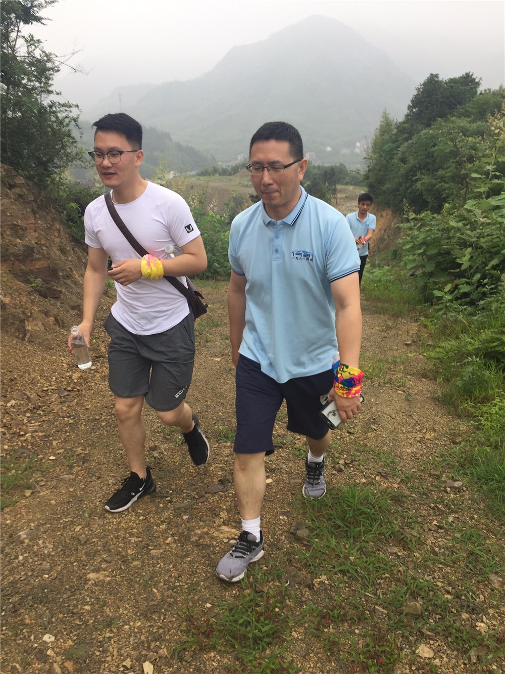杭州亚马逊代运营团队登山途中3.jpg