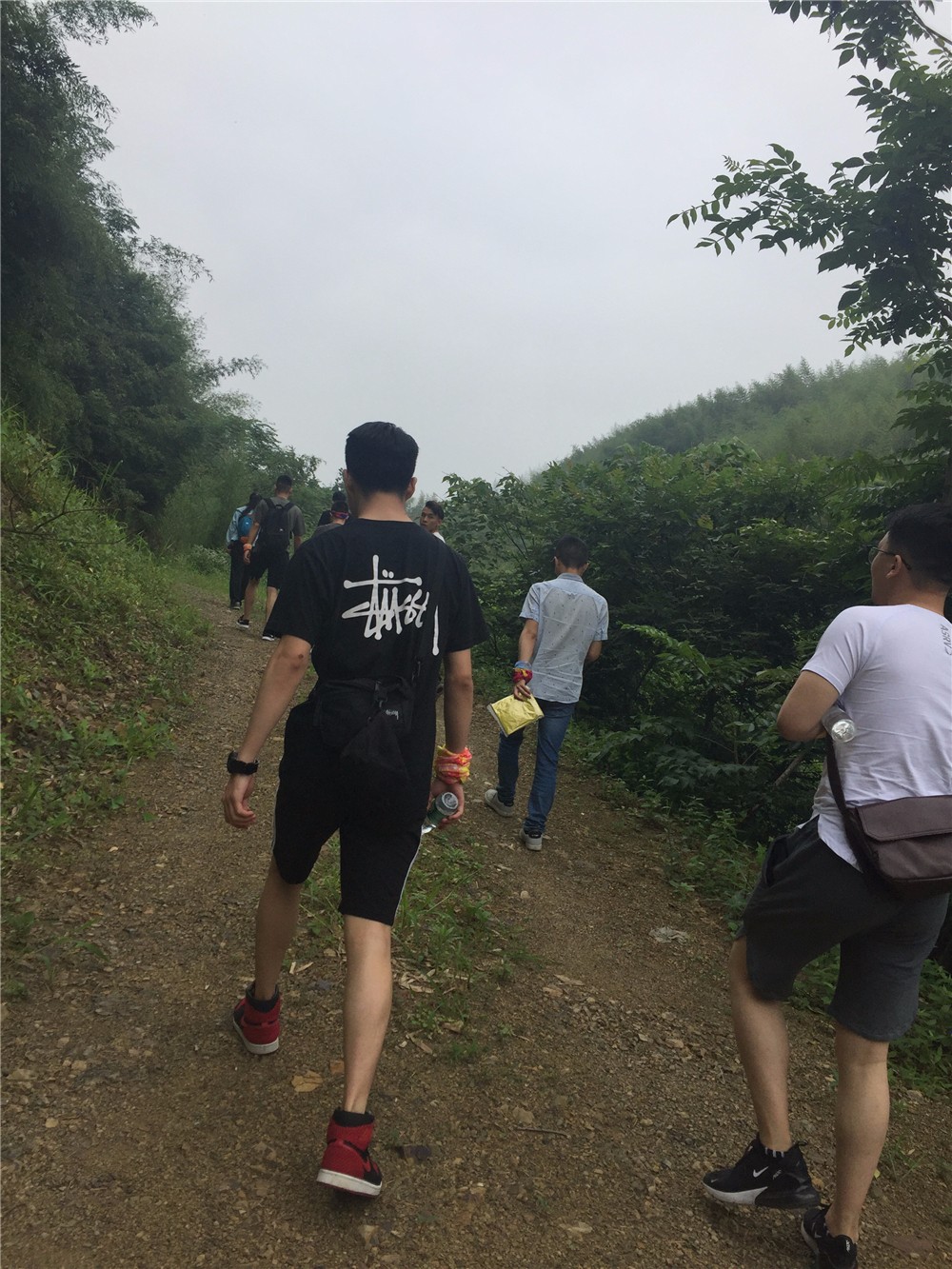 杭州亚马逊代运营团队登山途中5.jpg